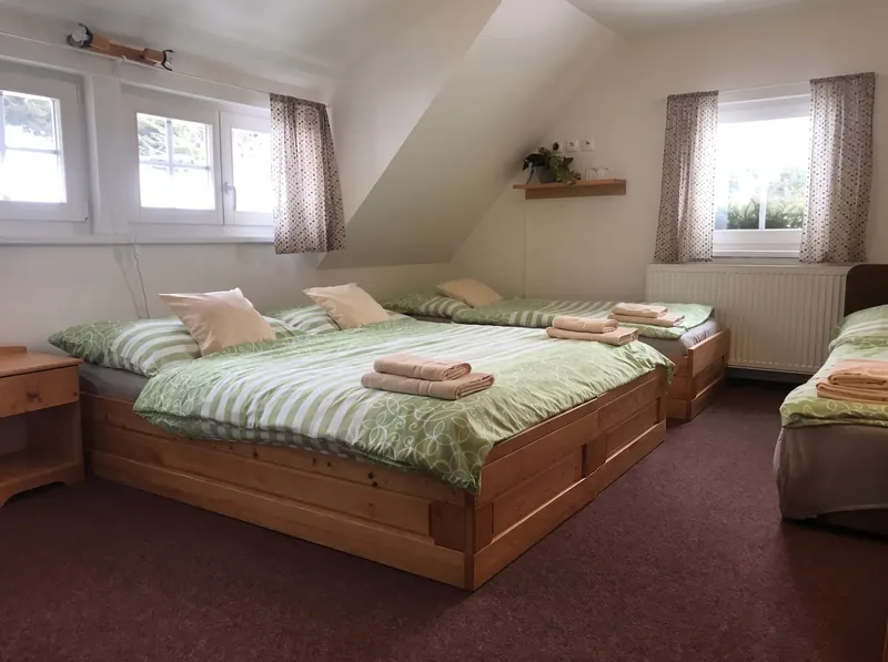 Třílůžkový pokoj číslo 6 pod šikmým stropem